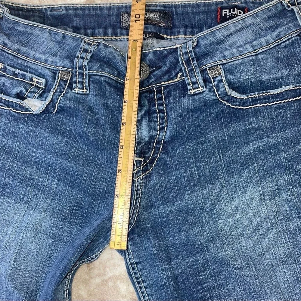 Silver brand Suki bootcut Fluid denim mid rise SZ 31"X 33" holes in bottom - Picture 4 of 8